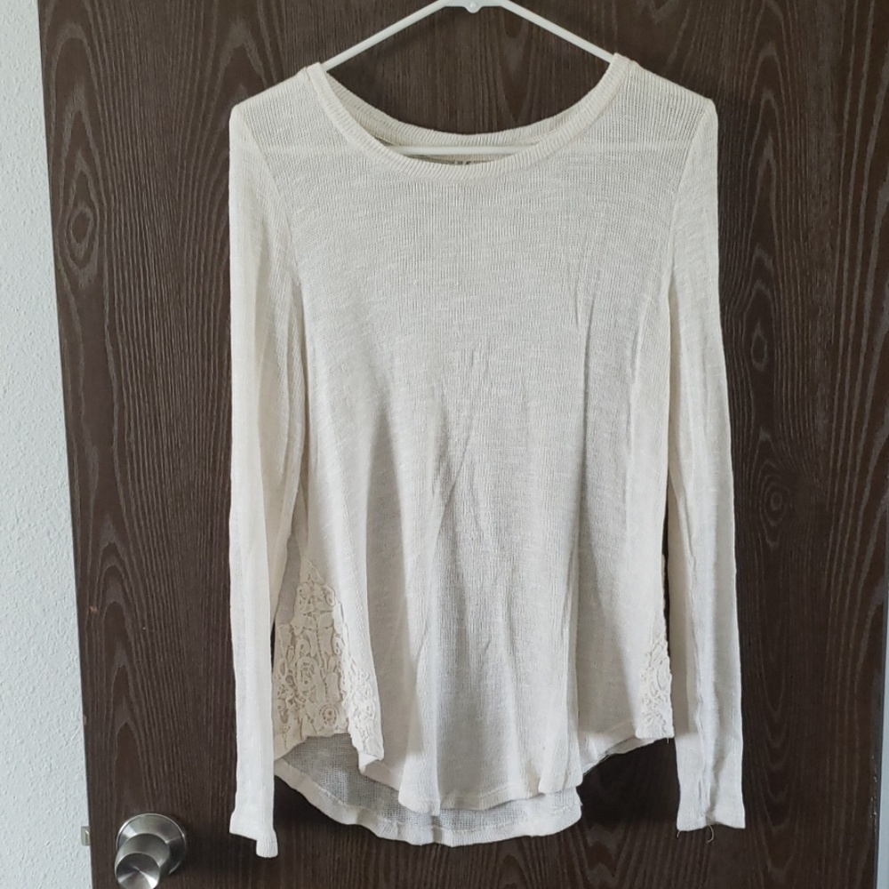 Any item with a  🌹 from my closet is 5 for $20!  White cute sweater